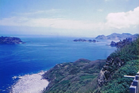 三日月展望台から北を望む。西島や瓢箪島、弟島が見える